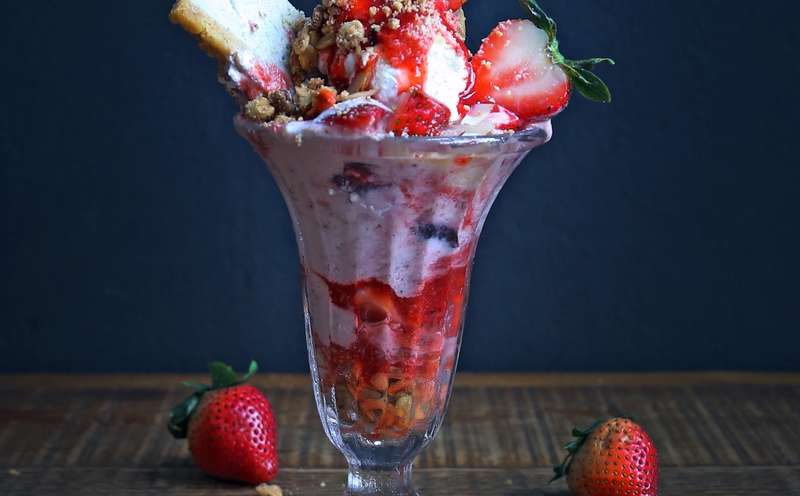 229-strawberry-cheesecake-sundae